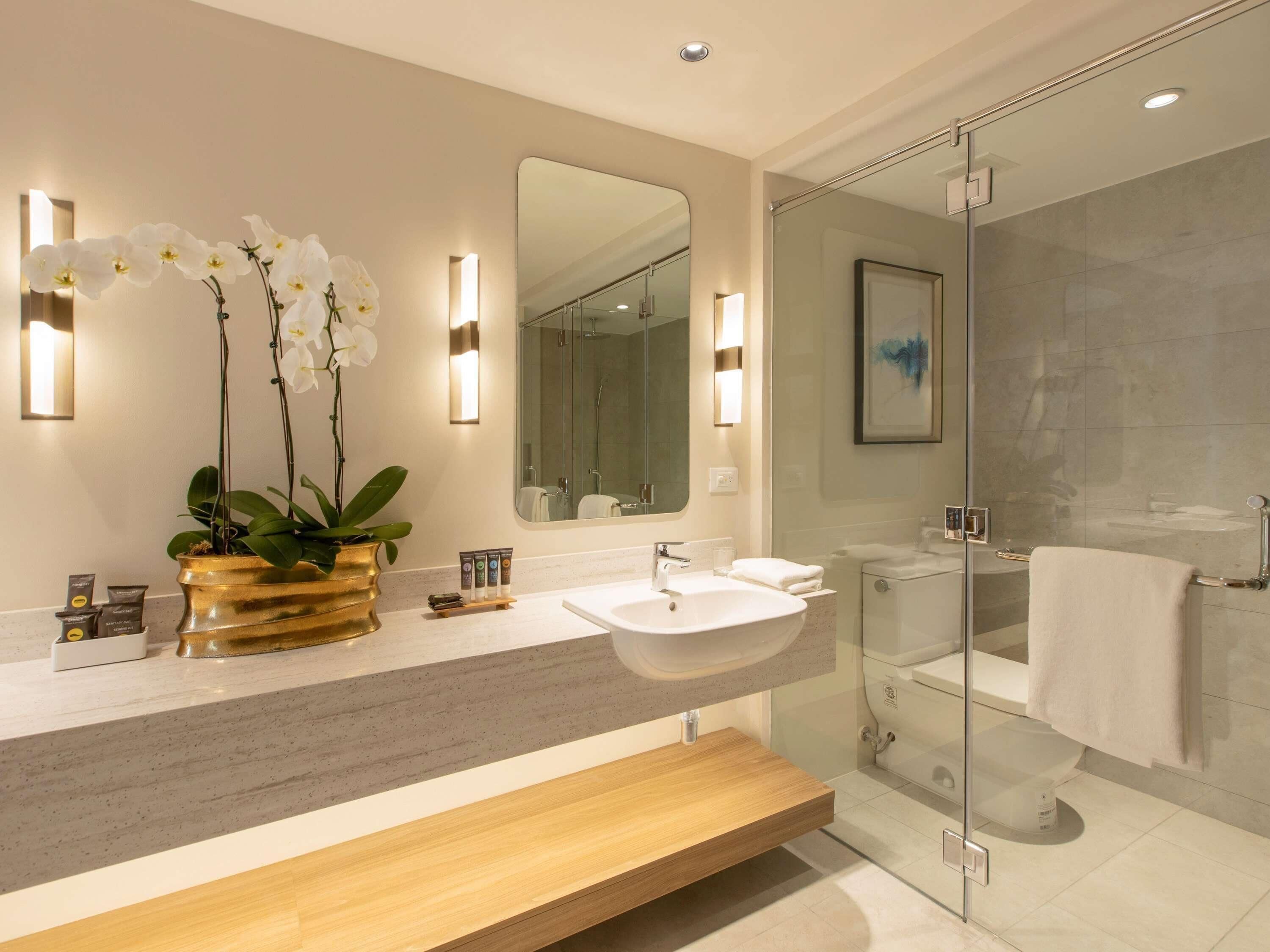 Premier Suite, 1 King Bed | Hypo-allergenic bedding, in-room safe, desk, blackout curtains