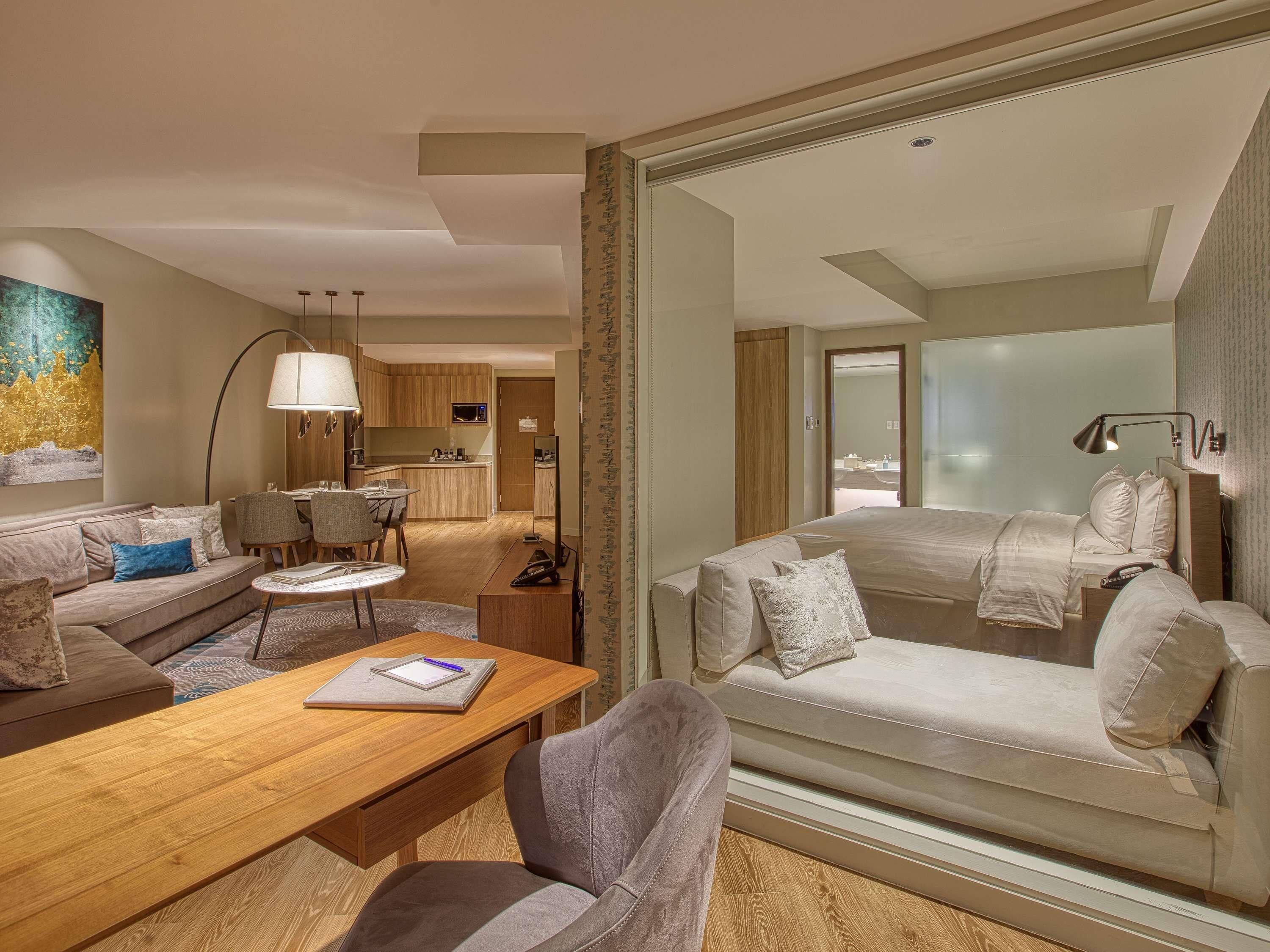 Suite supérieure, 1 très grand lit, baignoire | Literie hypoallergénique, coffre-fort, bureau, rideaux d’obscurcissement