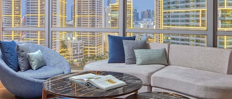 Allergitestade sängkläder, värdeförvaringsskåp på rummet och skrivbord