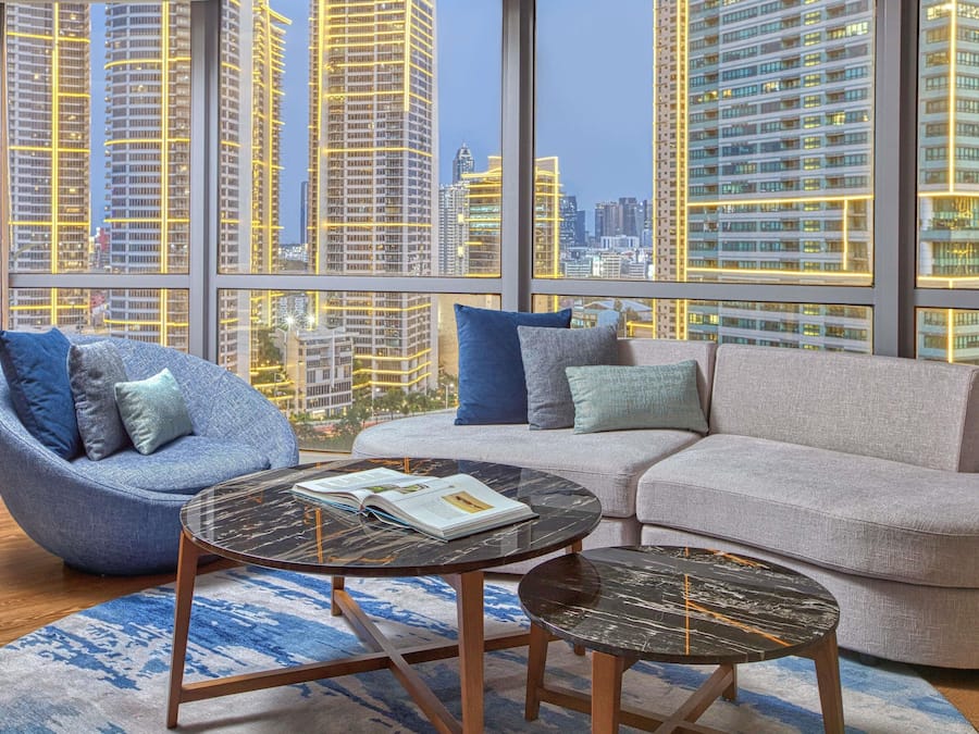 Hypo-allergenic bedding, in-room safe, desk, blackout curtains