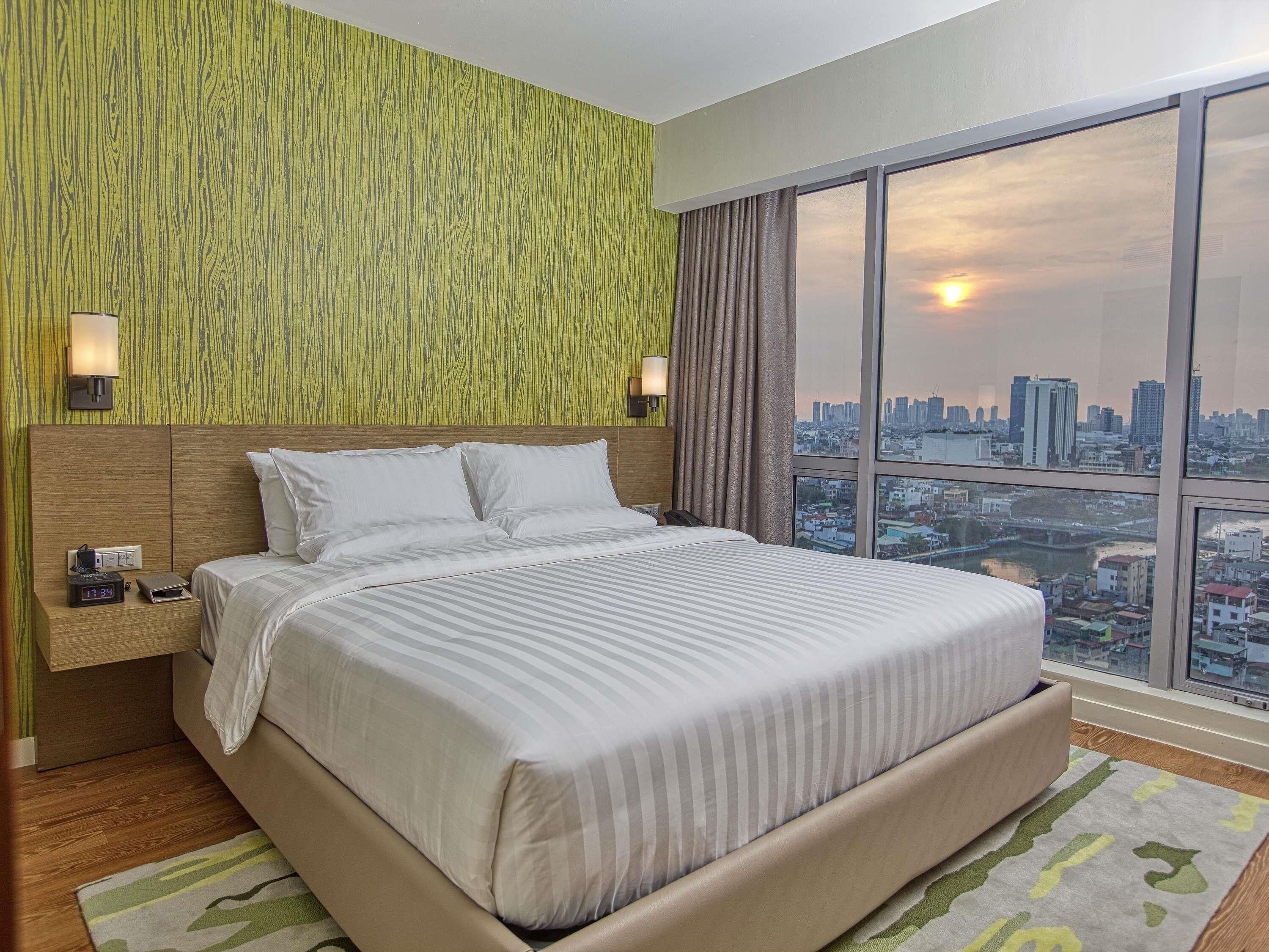 Suite – deluxe, 1 kingsize-seng | Allergitestet sengetøy, safe på rommet, skrivebord og blendingsgardiner