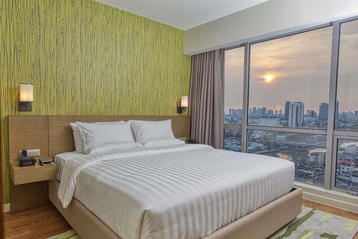 Suite – deluxe, 1 kingsize-seng | Allergitestet sengetøy, safe på rommet, skrivebord og blendingsgardiner