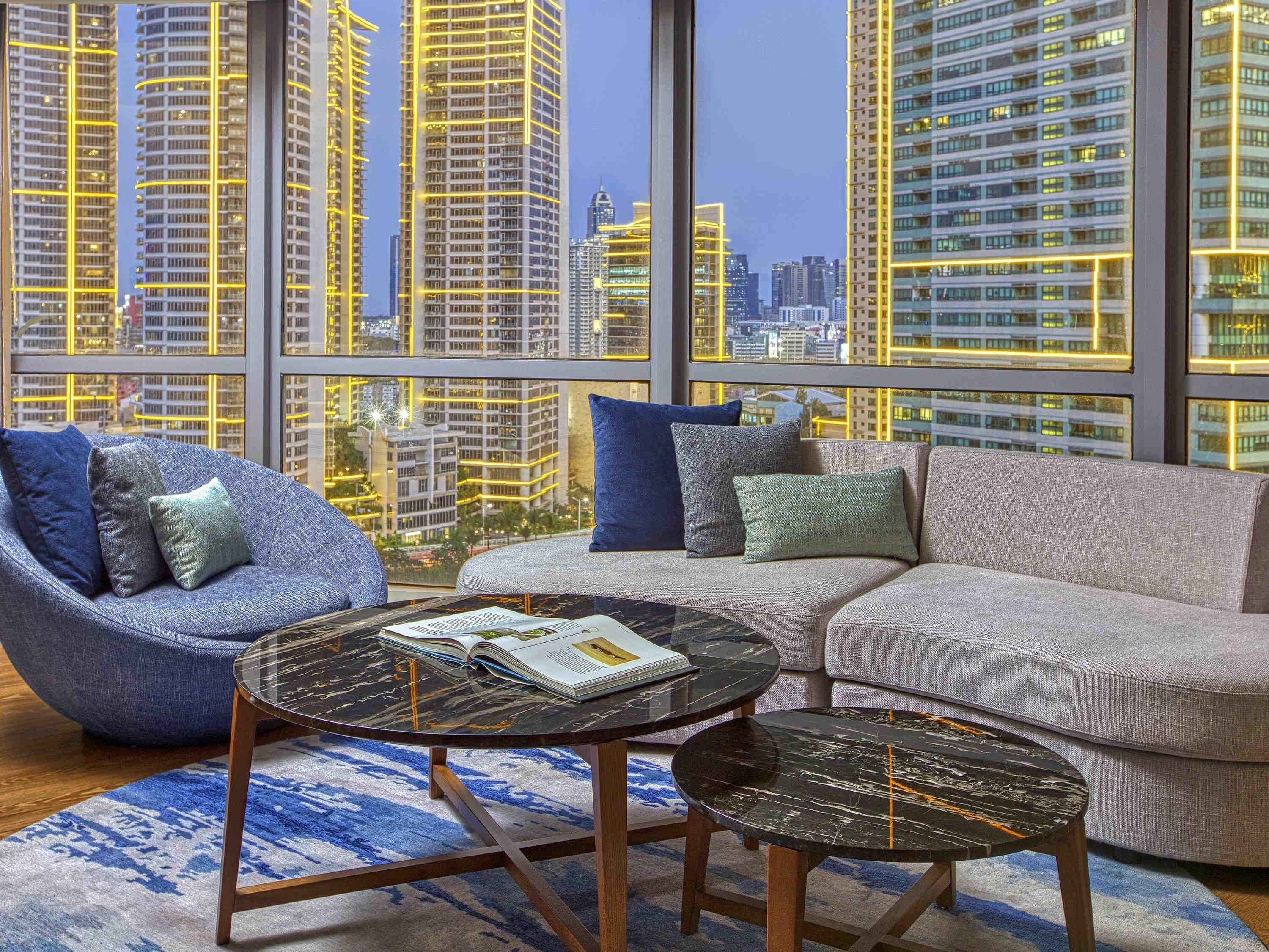 ملاءات للفراش لا تسبب الحساسية وخزنة داخل الغرفة ومكتب وستائر تعتيم