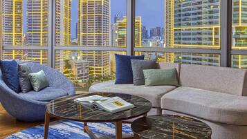 Hypo-allergenic bedding, in-room safe, desk, blackout drapes