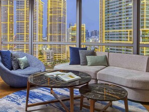 防敏寢具、房內夾萬、書桌、遮光窗簾/窗簾