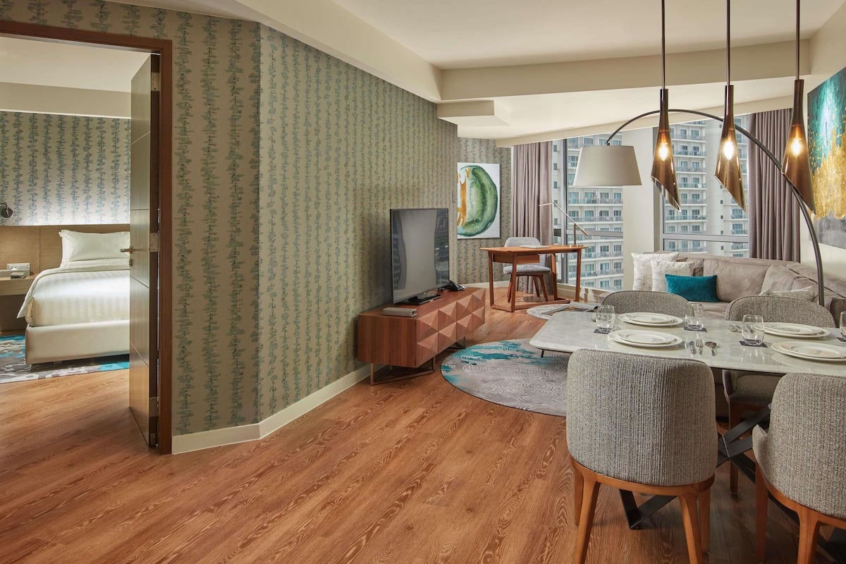 Superior Suite, 1 King Bed, Bathtub | 1 bedroom, hypo-allergenic bedding, in-room safe, desk