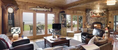 Smart-TV, Kamin, DVD-Player, Bücher