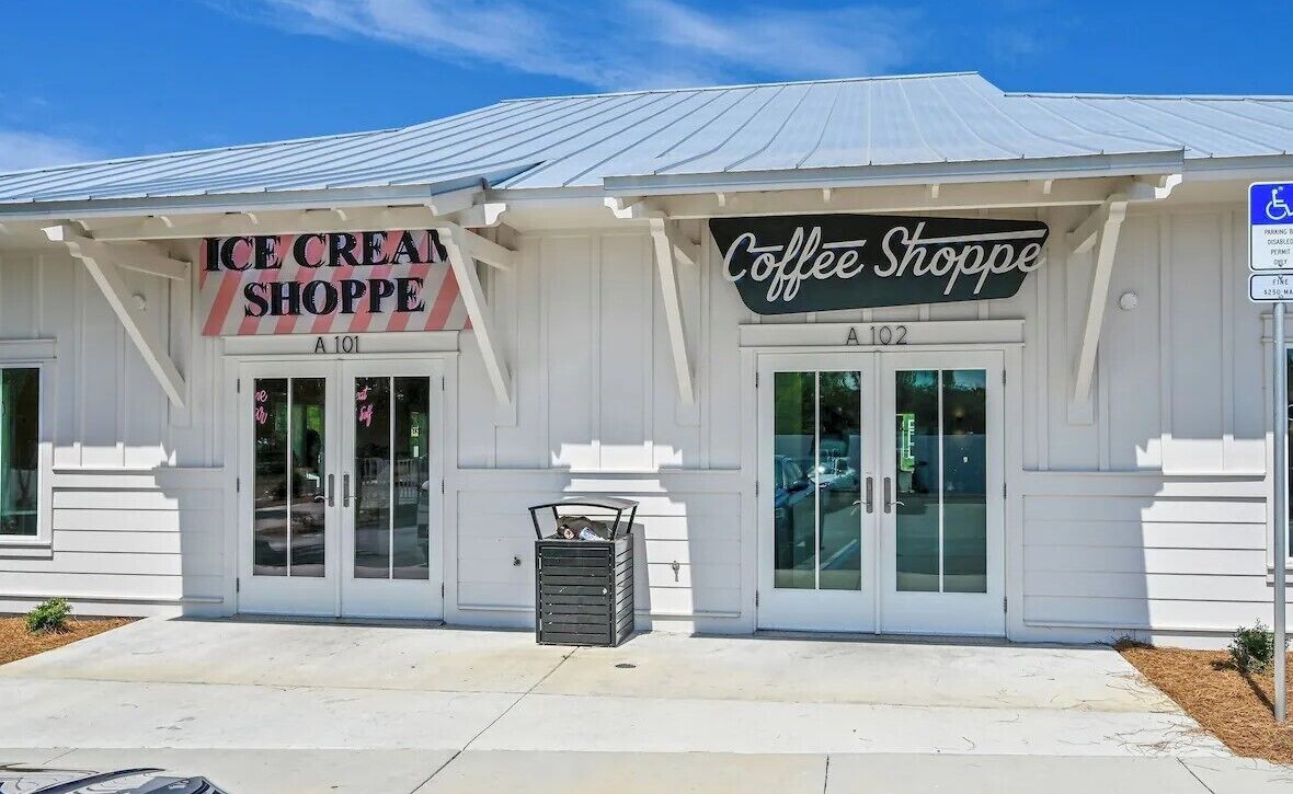 Un edificio con dos escaparates, uno con el rótulo 'Ice Cream Shoppe' y el otro 'Coffee Shoppe'.