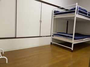 A bunk bed with a wooden floor and white walls. - Akitaya Annex (Kamakura)