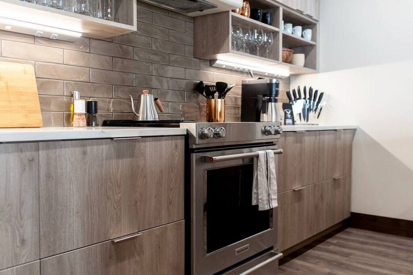 Refrigerador, microondas, horno y parrilla de estufa 