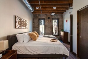 2 bedrooms, desk, iron/ironing board, WiFi