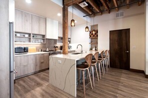 Frigorífic, microones, forn i placa de cuina 