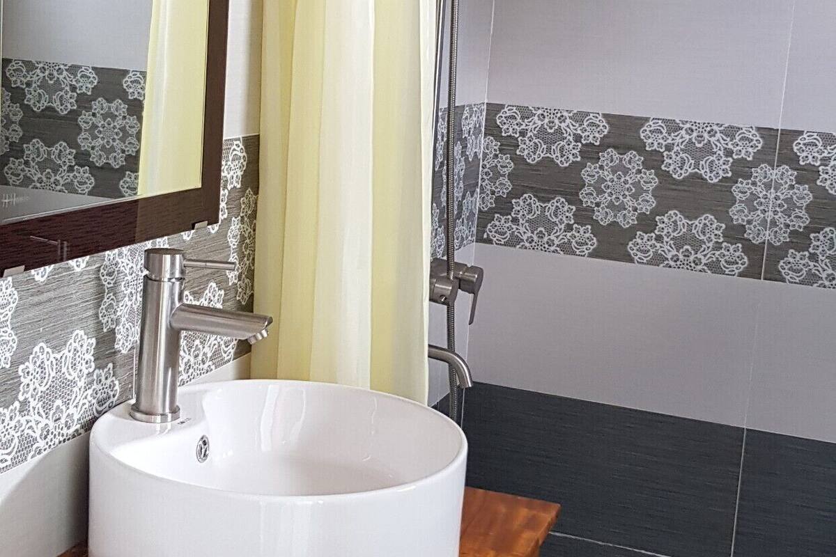 Standard Double Room, Garden View | Bathroom | Shower, rainfall showerhead, hair dryer, slippers