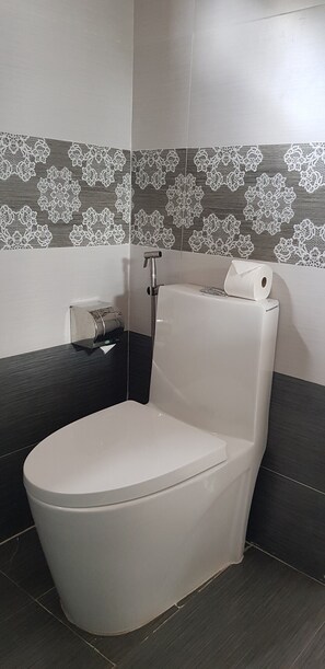 Shower, rainfall showerhead, hair dryer, slippers - Suoi May Garden Resort (Phu Quoc)