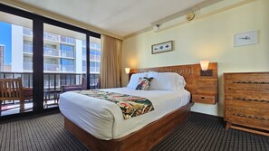 1 bedroom, desk, iron/ironing board, WiFi - Peace & Comfort in Waikiki for 4 Guests w/Pool & Hot tub (Honolulu)