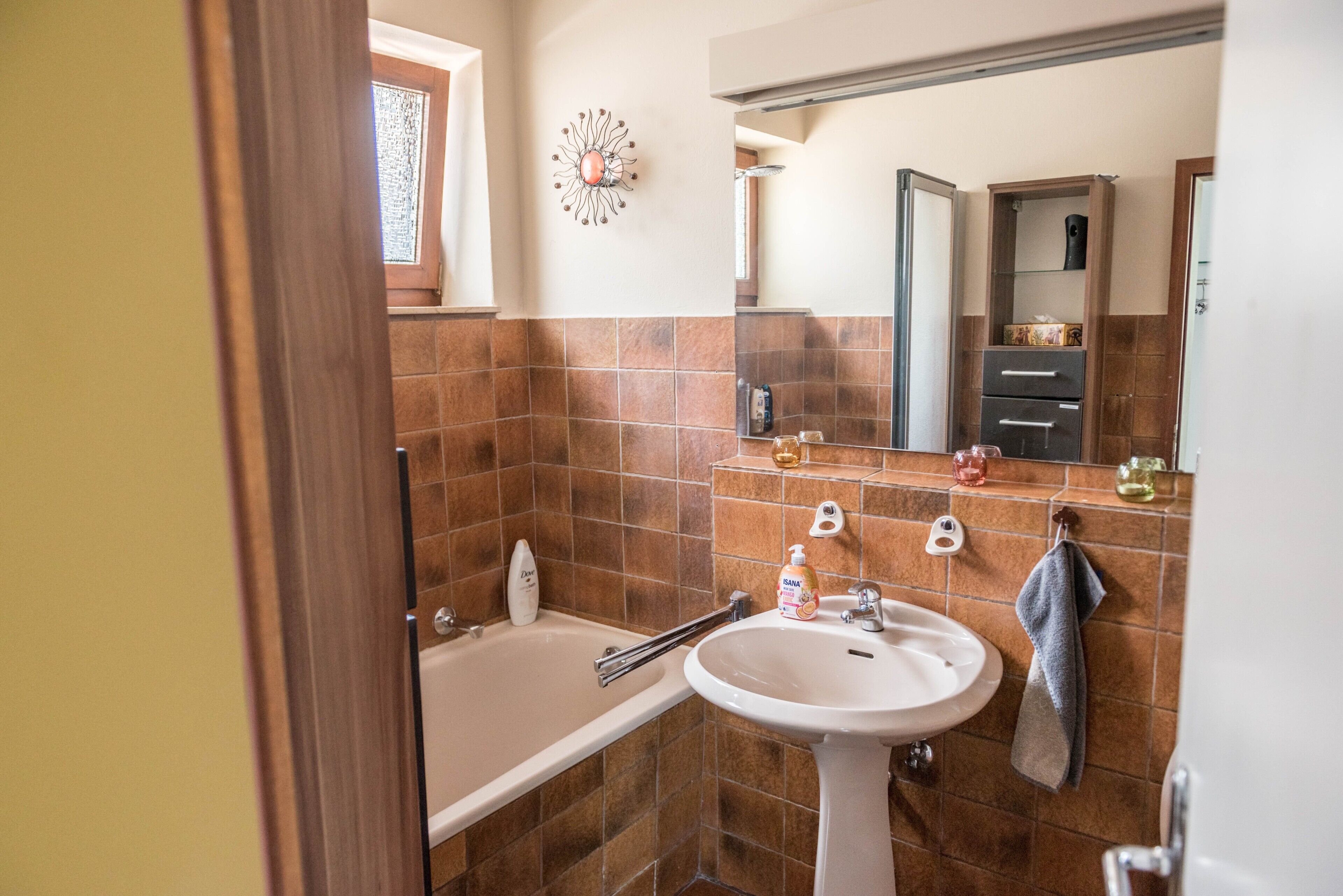 Ein Badezimmer mit einer Badewanne, einem Waschbecken und einem Spiegel.
