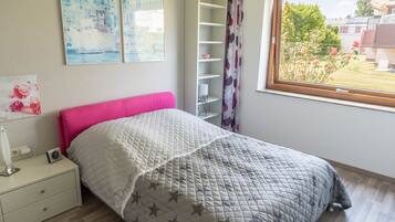 2 bedrooms, iron/ironing board, free WiFi, bed sheets