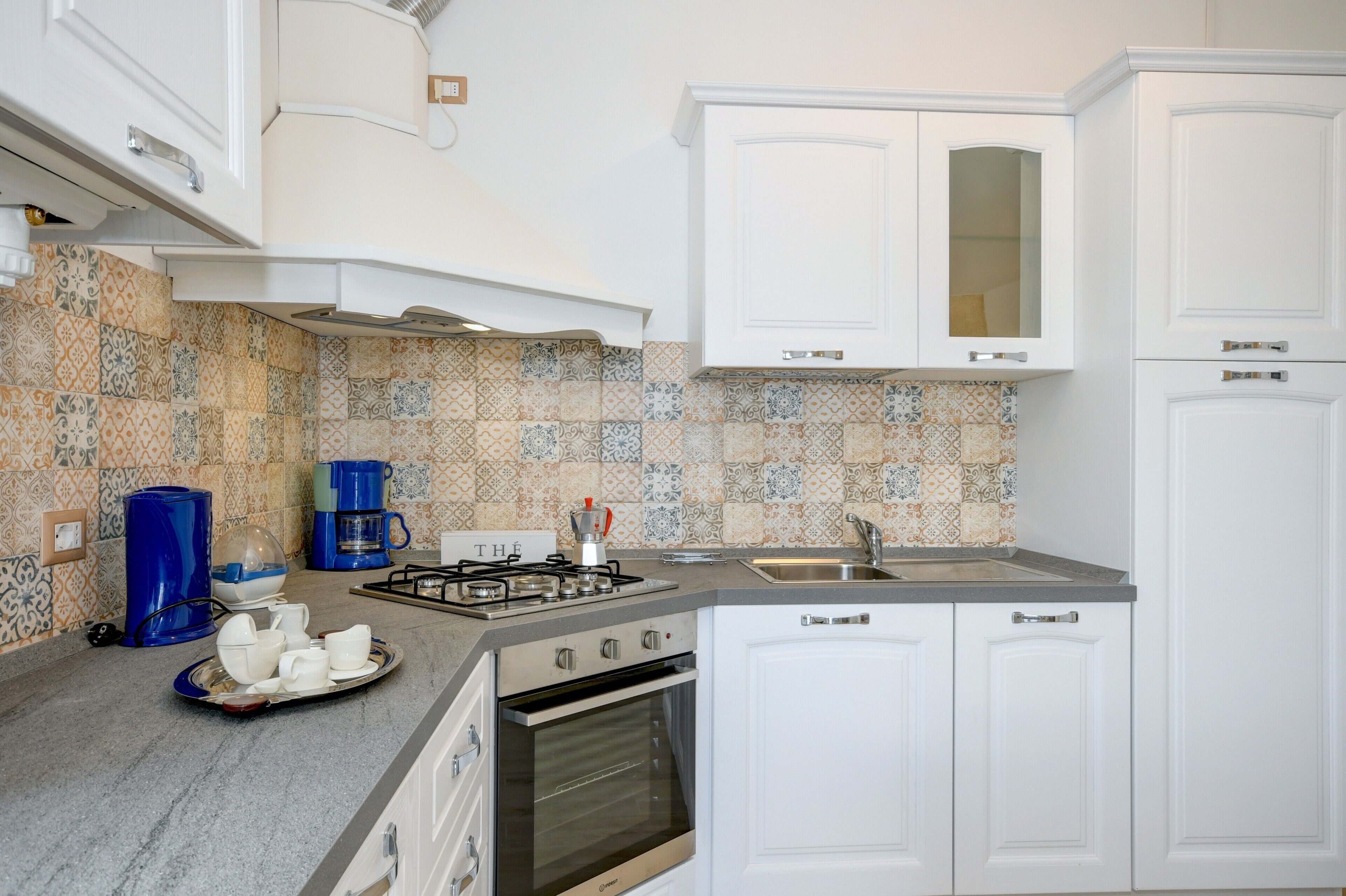 Køleskab, mikrobølgeovn, ovn, kogeplade