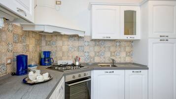 Køleskab, mikrobølgeovn, ovn, kogeplade