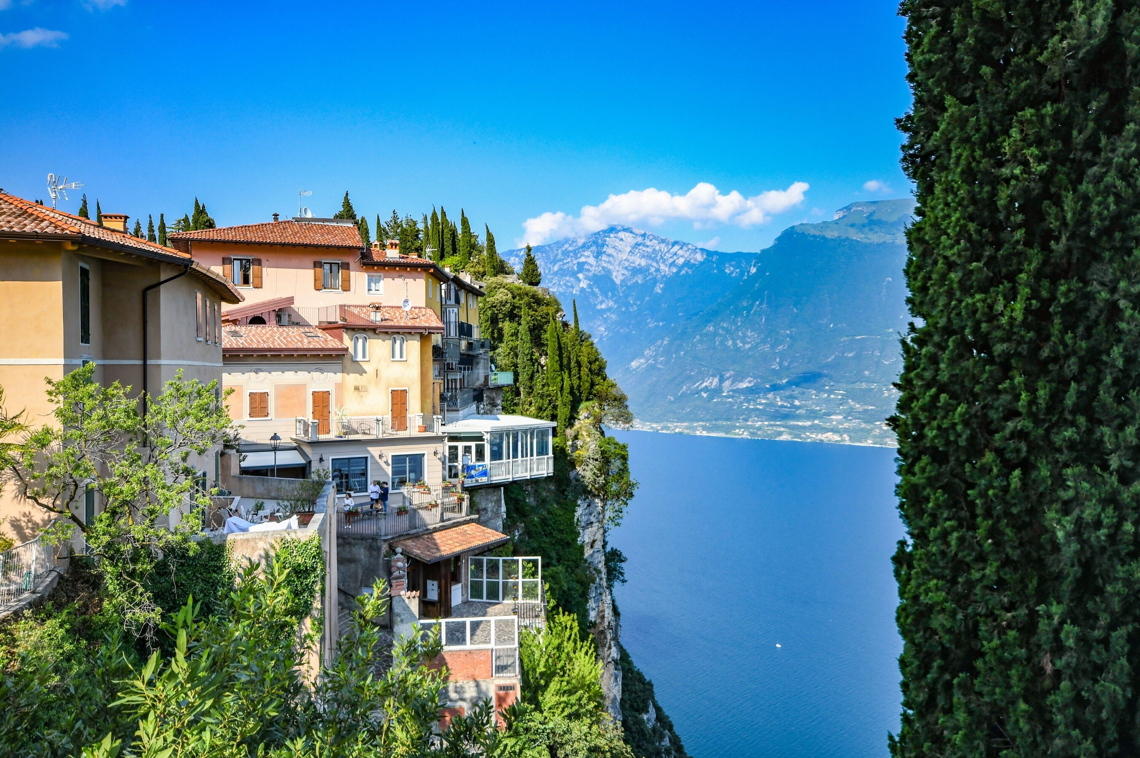 Un bâtiment situé sur la côte, doté de balcons donnant sur un lac et des montagnes.