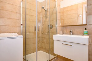 Regadera, amenidades de baño gratuitas, secadora de cabello, toallas 