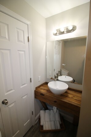 シャワー、タオル、石鹸、トイレットペーパー