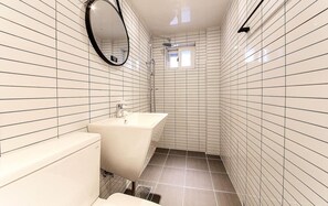 Shower, free toiletries, hair dryer, towels