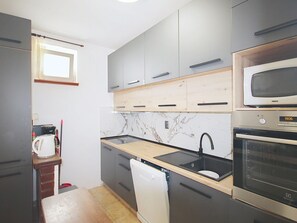 Fridge, oven, dishwasher, cookware/dishes/utensils