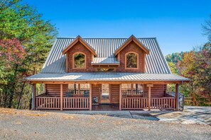 Exterior - True log cabin! Two Masters, Hot tub, Wi-Fi, Views, Fishing, Wi-Fi & Easy Roads! (Sevierville)