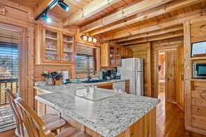 Fridge, microwave, oven, stovetop - True log cabin! Two Masters, Hot tub, Wi-Fi, Views, Fishing, Wi-Fi & Easy Roads! (Sevierville)