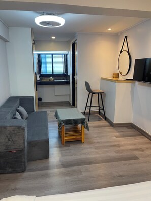 Premium bedding, individually decorated, desk, laptop workspace - Acozyposhtel (Bangkok)