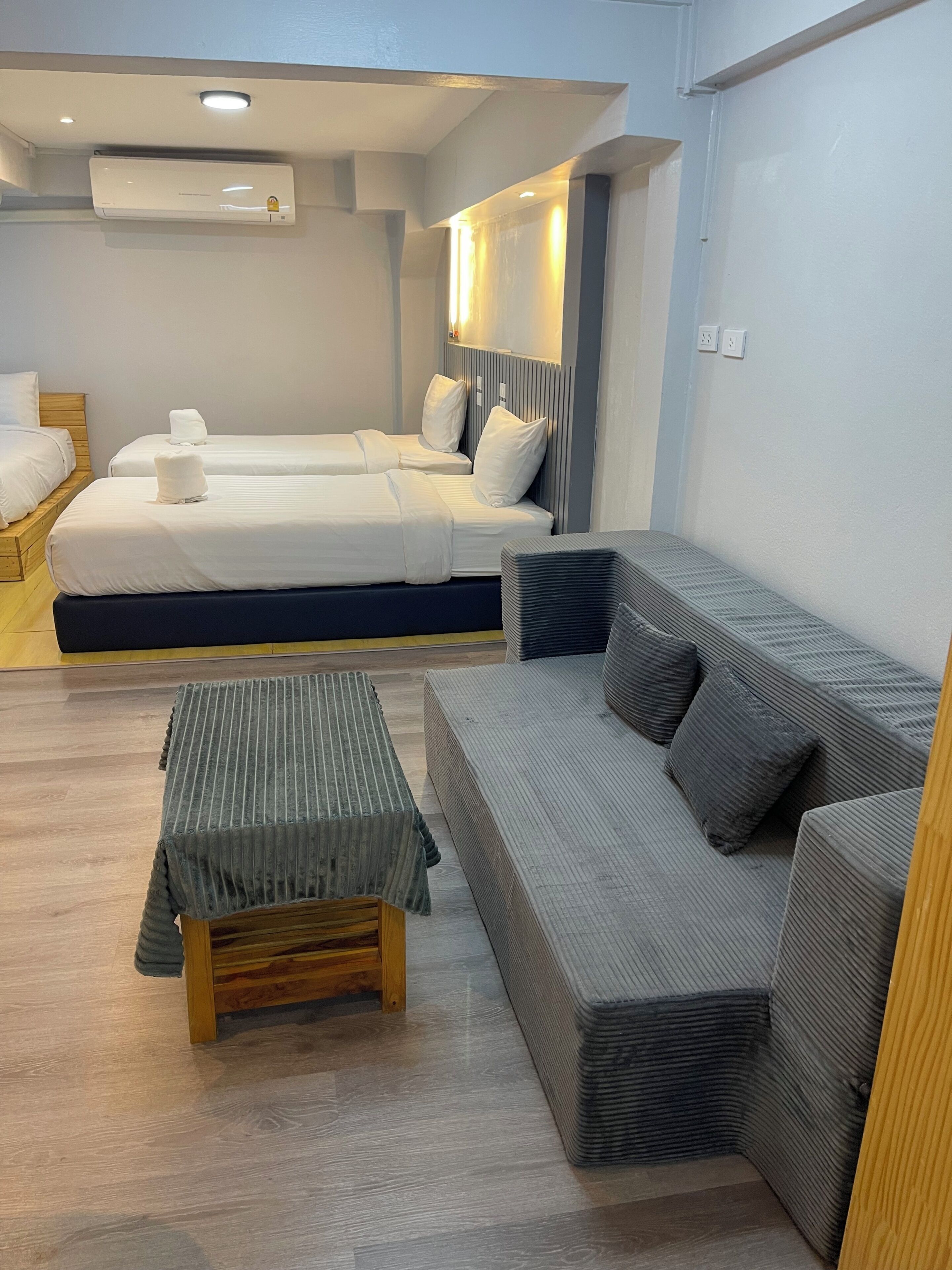 Kolmen hengen luksushuone, 1 makuuhuone, tupakointi kielletty, keittotila | Ylelliset vuodevaatteet, yksilöllisesti sisustettu, työpöytä