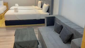 Kolmen hengen luksushuone, 1 makuuhuone, tupakointi kielletty, keittotila | Ylelliset vuodevaatteet, yksilöllisesti sisustettu, työpöytä