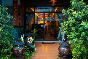 Property entrance - Acozyposhtel (Bangkok)