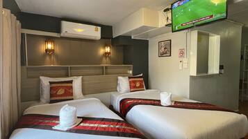 Chambre Deluxe avec lits jumeaux | Literie de qualité supérieure, décoration personnalisée, bureau