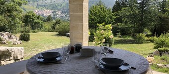 House with a magical view of the medieval village of Coursegoules. 30 min from the beaches