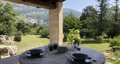 Maison vue féerique sur le village médiévale de Coursegoules. 30 min des plages