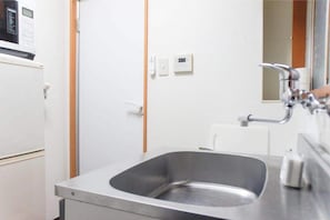 Fridge, microwave, electric kettle, cookware/dishes/utensils - Arima HOUSE (Tokyo)