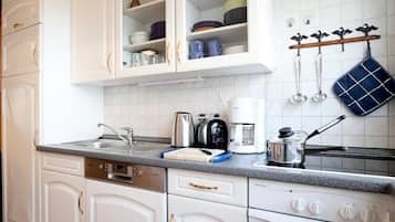 Fridge, oven, dishwasher, coffee/tea maker