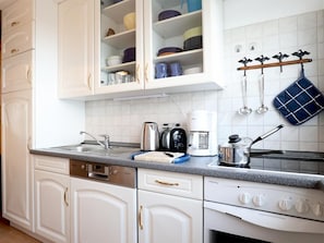 Kühlschrank, Ofen, Geschirrspüler, Wasserkocher mit Kaffee-/Teezubehör
