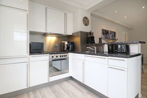 Kühlschrank, Mikrowelle, Ofen, Geschirrspüler