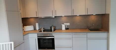 Réfrigérateur, un four, lave-vaisselle, cafetière-théière