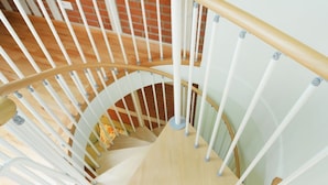 A spiral staircase with white railings and wooden steps. - Country house Victoria, Seahorse (Ostseebad Boltenhagen)