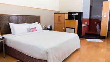 Minibar, escritorio, cortinas opacas y Internet por cable gratuito