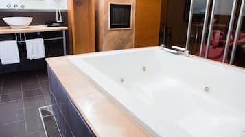 Bañera y ducha independientes, bañera de hidromasaje, secador de pelo