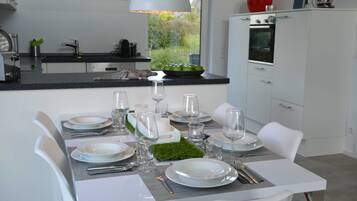 Kühlschrank, Mikrowelle, Ofen, Geschirrspüler