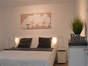 3 bedrooms, in-room safe, travel cot, WiFi