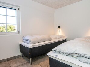 4 bedrooms, cribs/infant beds