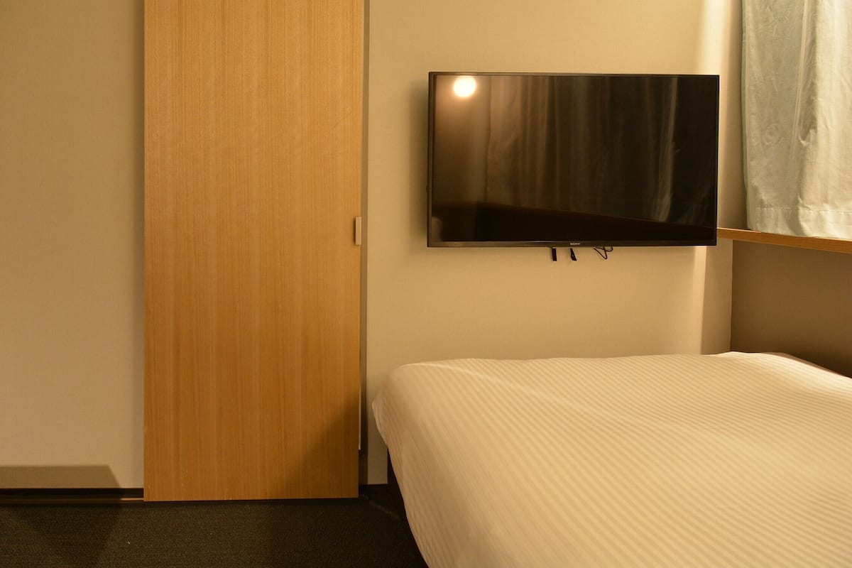 Een laptopwerkplek, een strijkplank/strijkijzer, gratis wifi, beddengoed