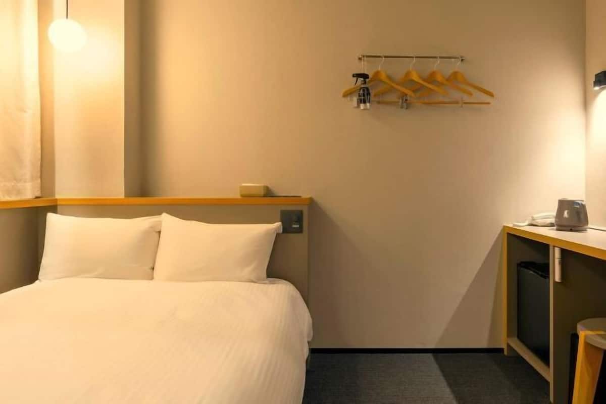 ノートパソコン用作業スペース、アイロン / アイロン台、WiFi (無料)、ベッドシーツ